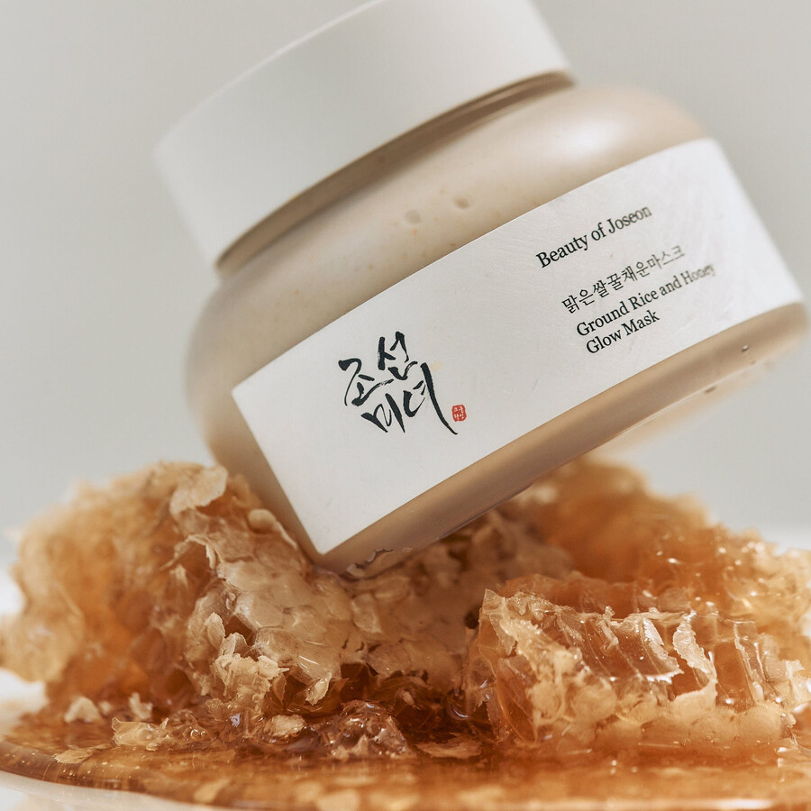 glow-maske aus gemahlenem reis und honig
